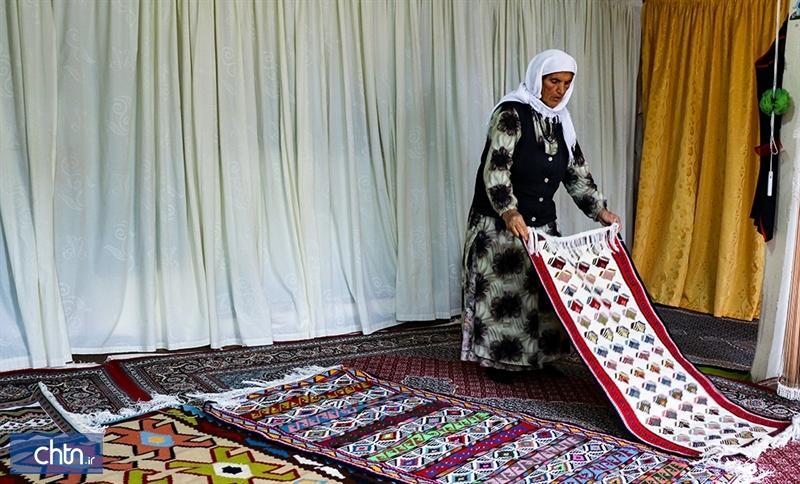 بافته ای چشم نواز از هنر دستان زنان عنبران بافته ای چشم نواز از هنر دستان زنان عنبران