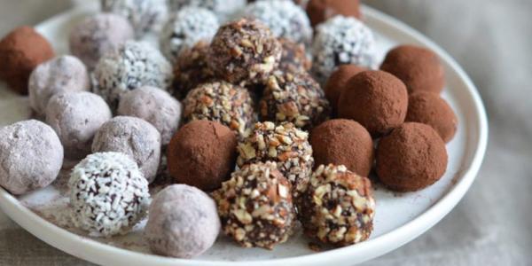 طرز تهیه توپک عسلی با بیسکویت و کره بادام زمینی طرز تهیه توپک عسلی با بیسکویت و کره بادام زمینی