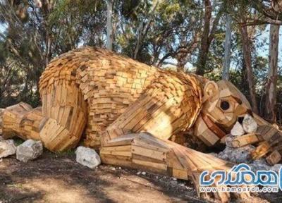 مجسمه بزرگ الجثه چوبی اثر یک هنرمند بین المللی در آتش سوخت و نابود شد